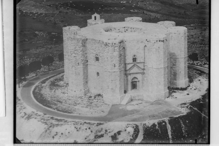 Andria (BA) - Castel del Monte (negativo) di Aeronautica Militare, Anonimo (XX)