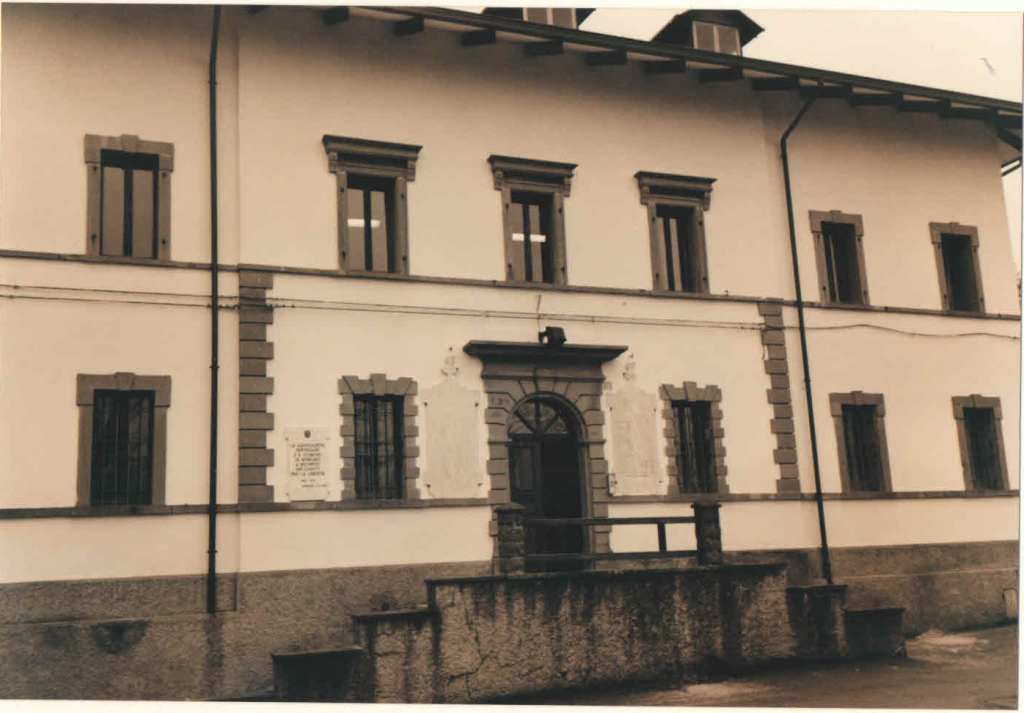 Palazzo di Piazzale Caduti delle Guerre 15-18/ 40-45 (palazzo) - Monchio delle Corti (PR) 