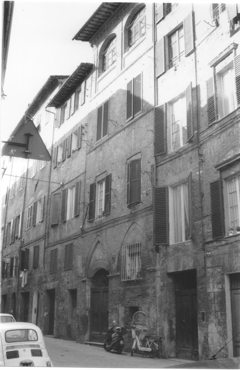 CASA TRECENTESCA IN VIA ROMA, 23 (casa, in linea) - Siena (SI)  (XIV)