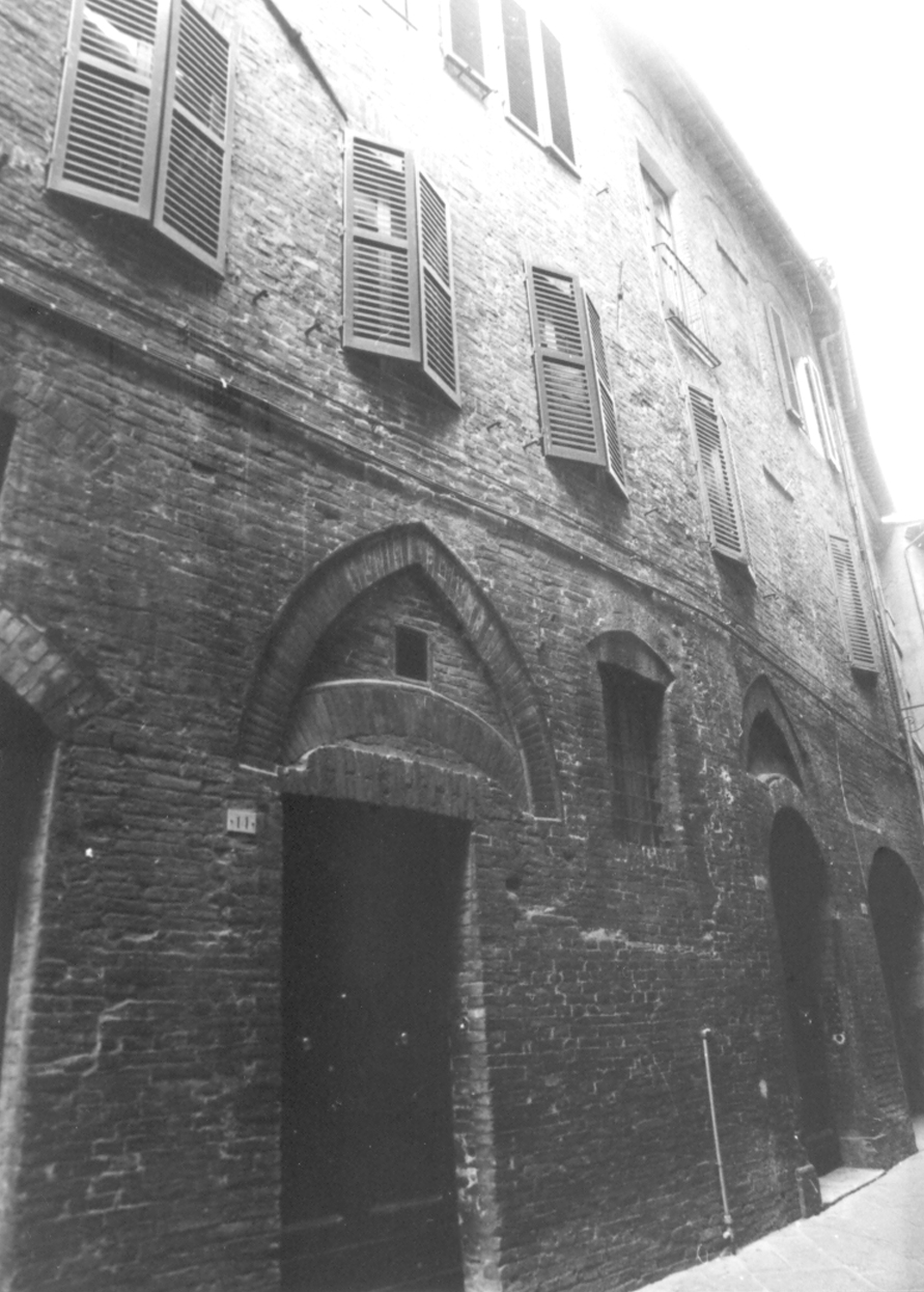 Casa di origine trecentesca in Via Franciosa (casa) - Siena (SI) 