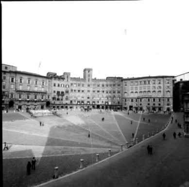 Piazza del Campo (piazza) - Siena (SI)  <br>Condizioni d'uso: <a class='link-esterno' href='https://docs.italia.it/italia/icdp/icdp-pnd-circolazione-riuso-docs/it/v1.0-giugno-2022/testo-etichetta-BCS.html' target='_bcs'>Beni Culturali Standard (BCS)</a>