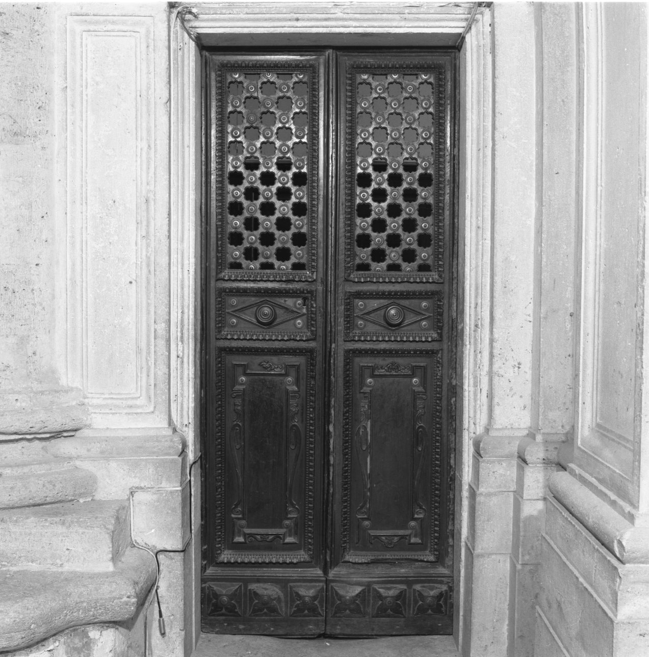 porta - a due battenti, coppia - bottega toscana (metà/ metà secc. XVI/ XVII)