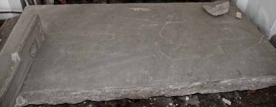 lapide tombale - ambito toscano (Secc.XIV/ XV)