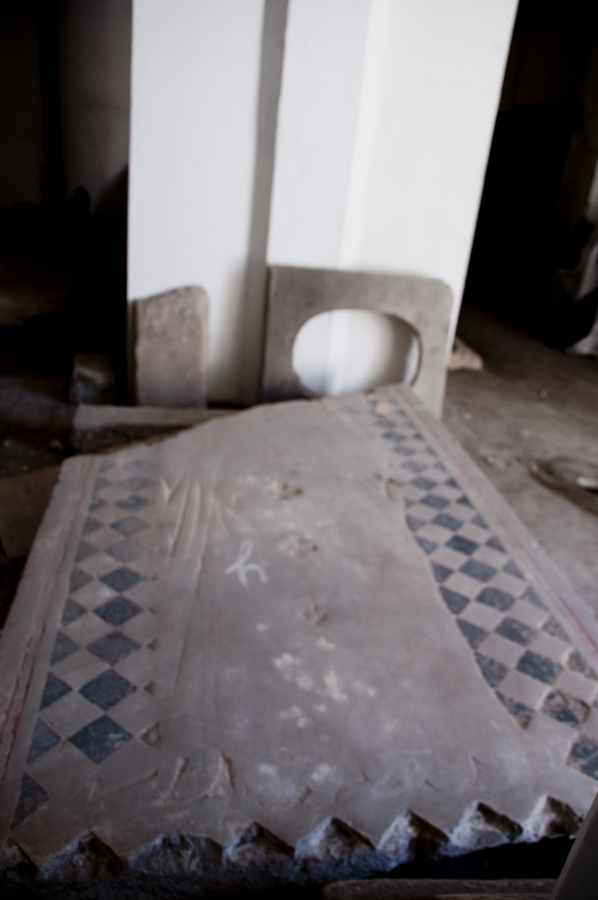 lapide tombale, frammento - ambito toscano (Sec.XIV)