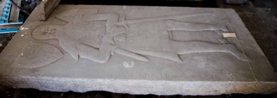 lapide tombale - ambito toscano (Sec. XIV)