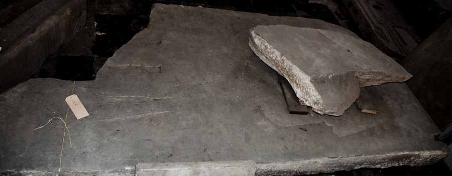 lapide tombale - ambito toscano (secc. XIV/ XV)