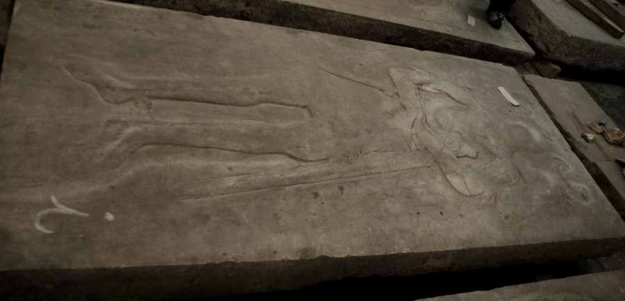 lapide tombale - ambito toscano (Secc. XIV/ XV)