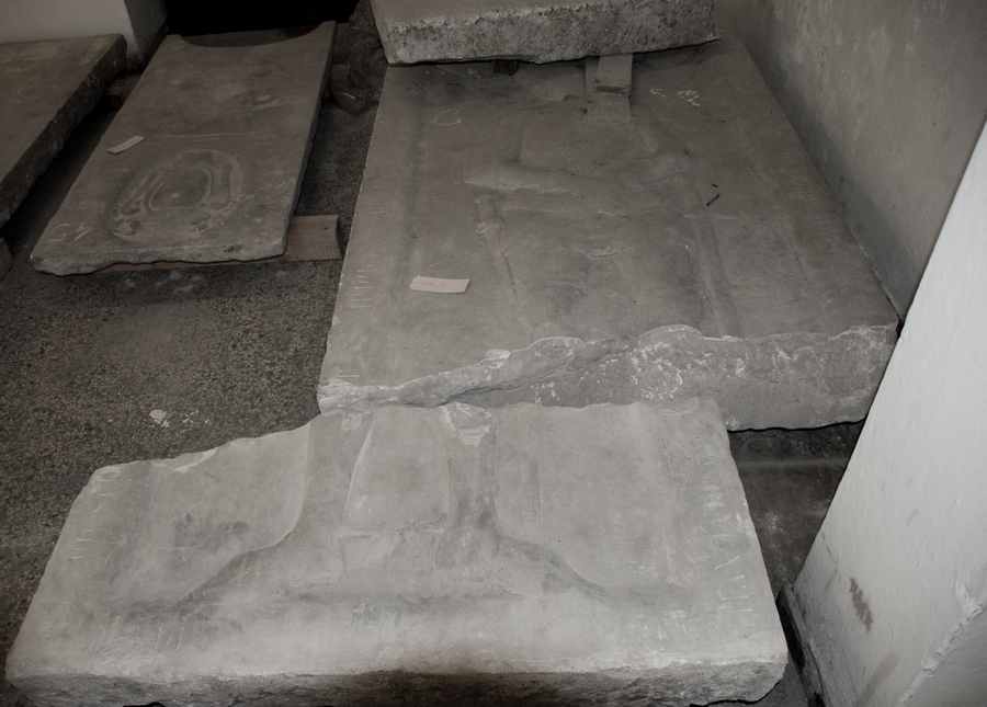 lapide tombale - ambito toscano (Secc. XIV/ XV)
