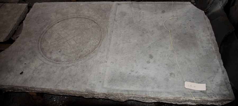 lapide tombale - ambito toscano (fine/ inizio Secc. XVII/ XVIII)