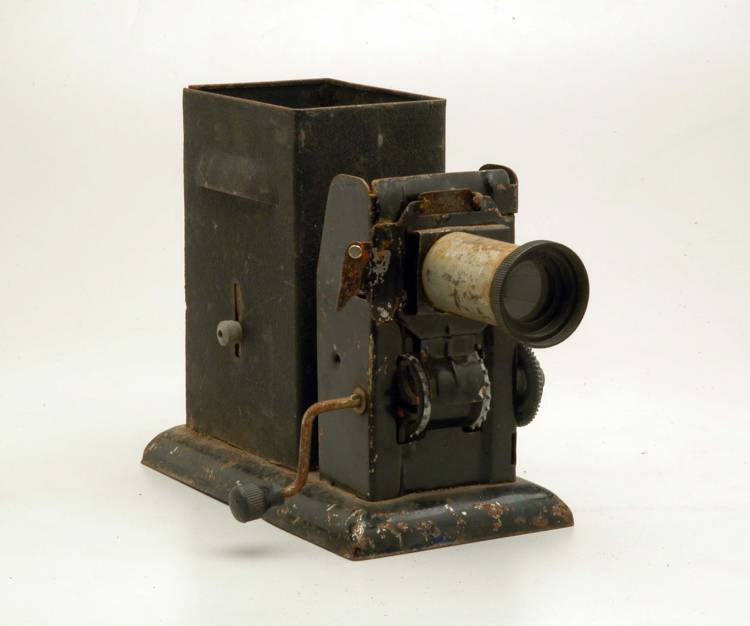 Proiettore (Apparecchio cinimatografico da proiezione, 35mm - Funzionamento a manovella e a lampada a fiamma) - Elerak (inizio XX sec)