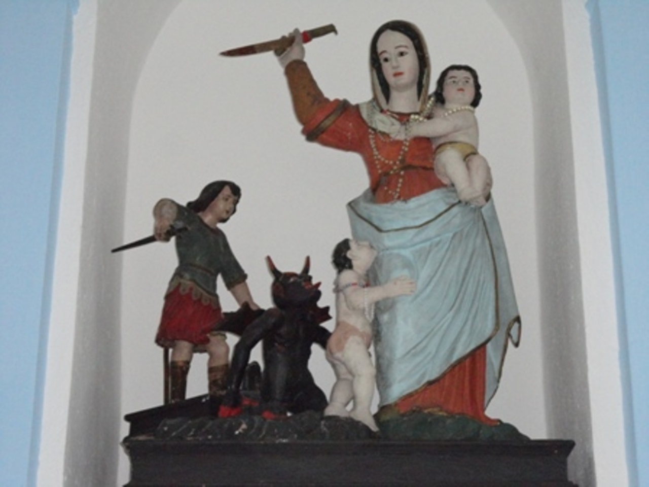 Madonna della difesa, madonna con bambino e altri personaggi (gruppo scultoreo)