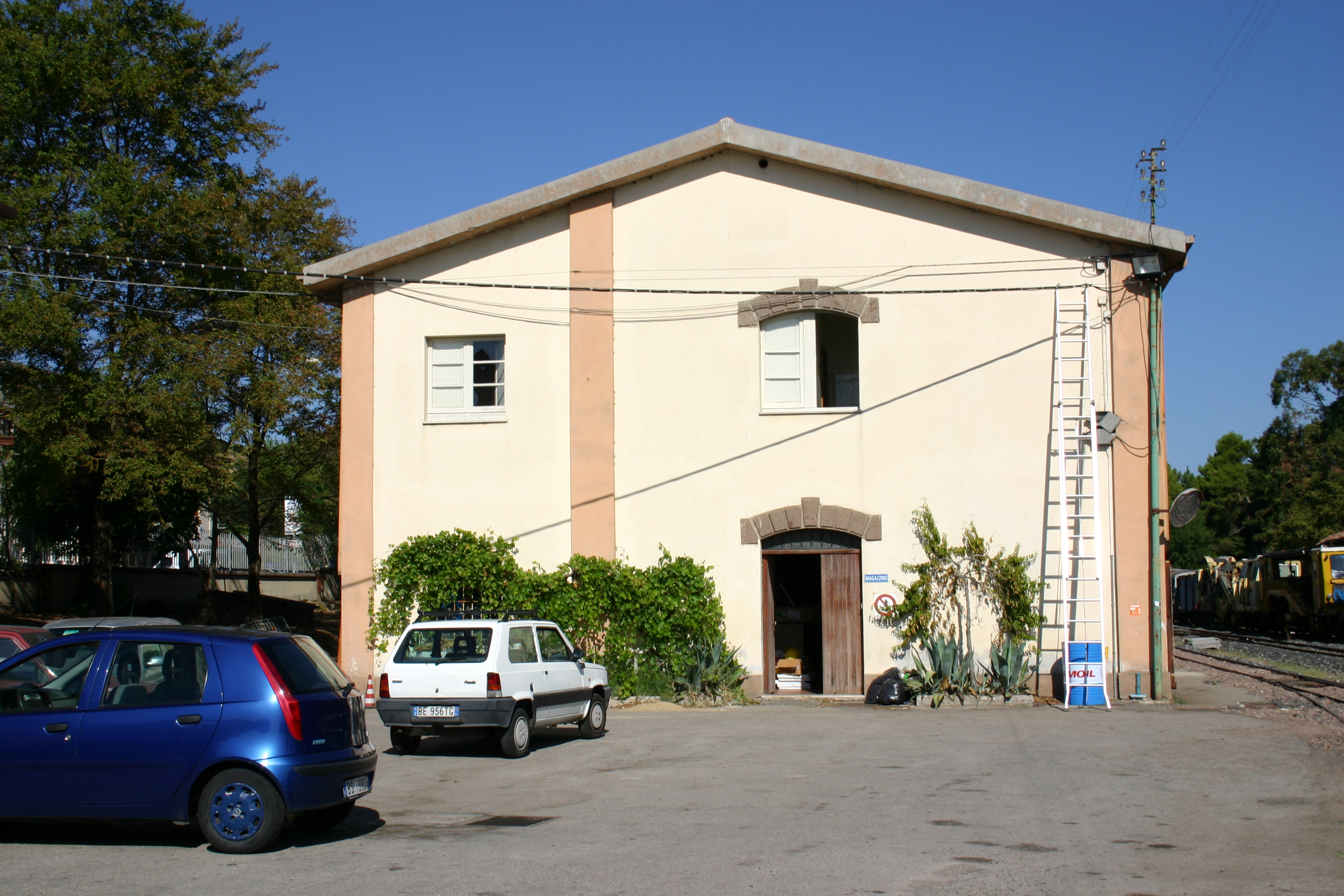 Stazione delle ferrovie complementari della sardegna di macomer (stazione, ferroviario)