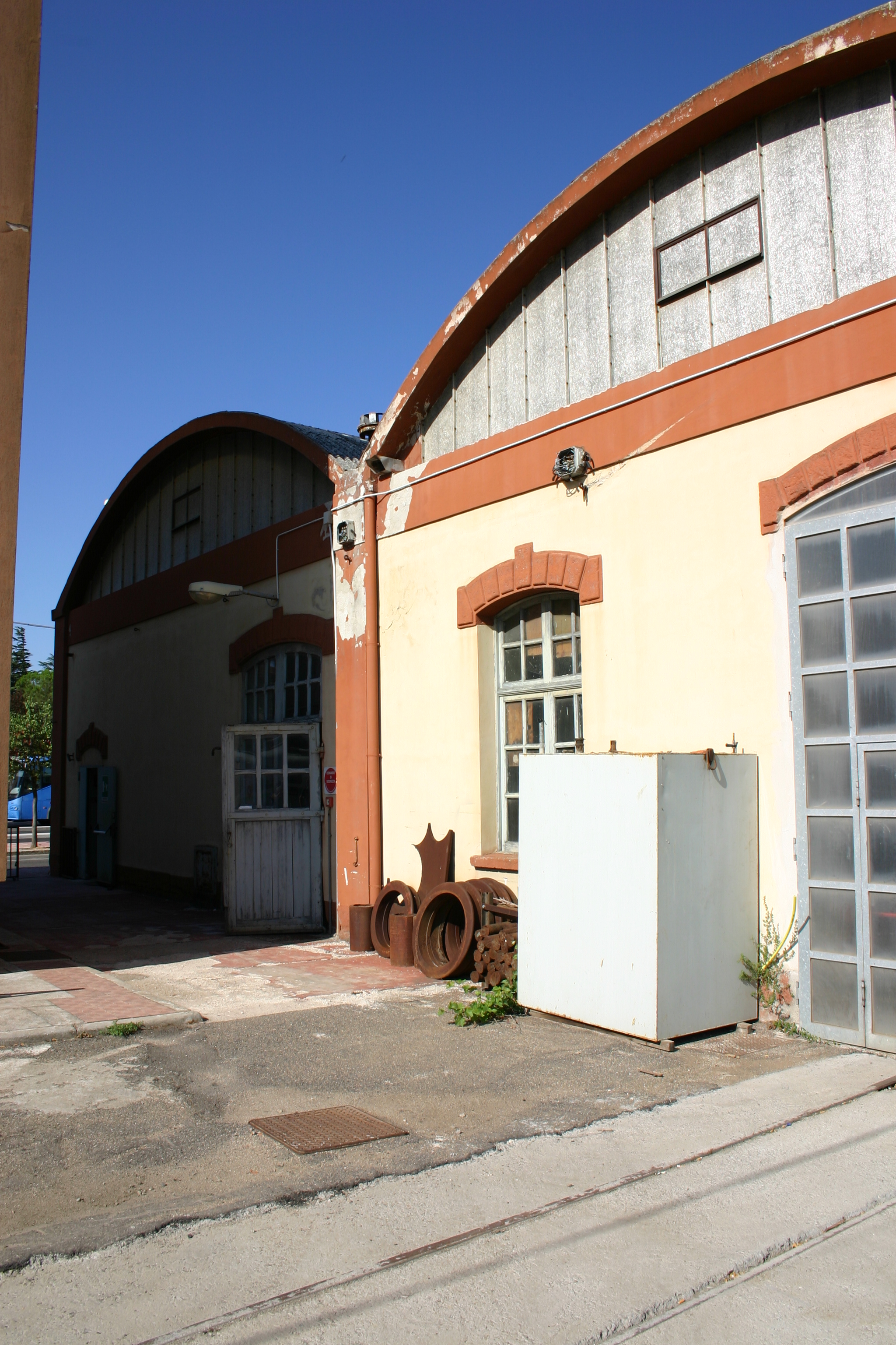 Stazione delle ferrovie complementari della sardegna di macomer (stazione, ferroviario)