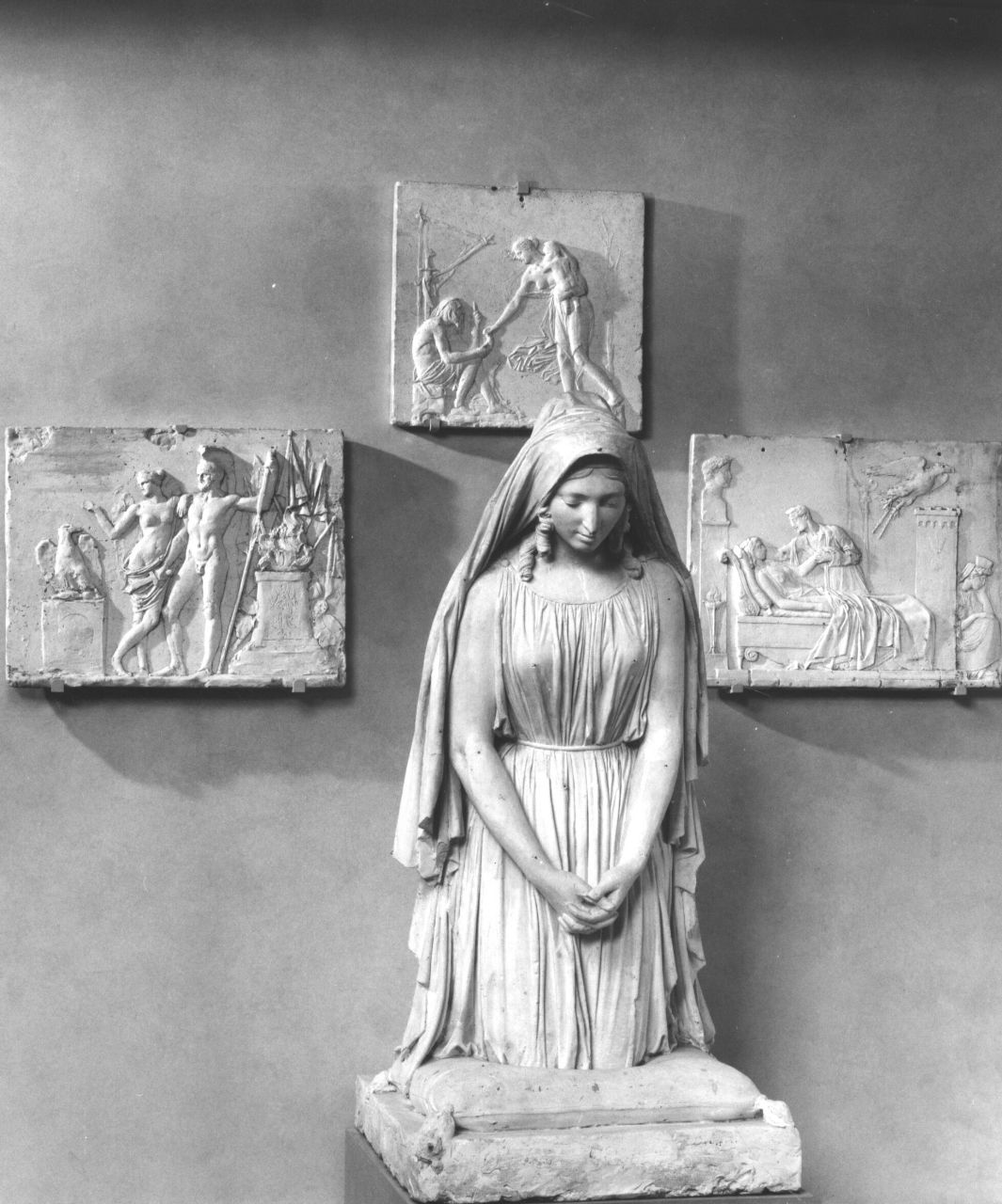 donna velata in preghiera (gruppo scultoreo) di Bartolini Lorenzo (bottega) (sec. XIX)