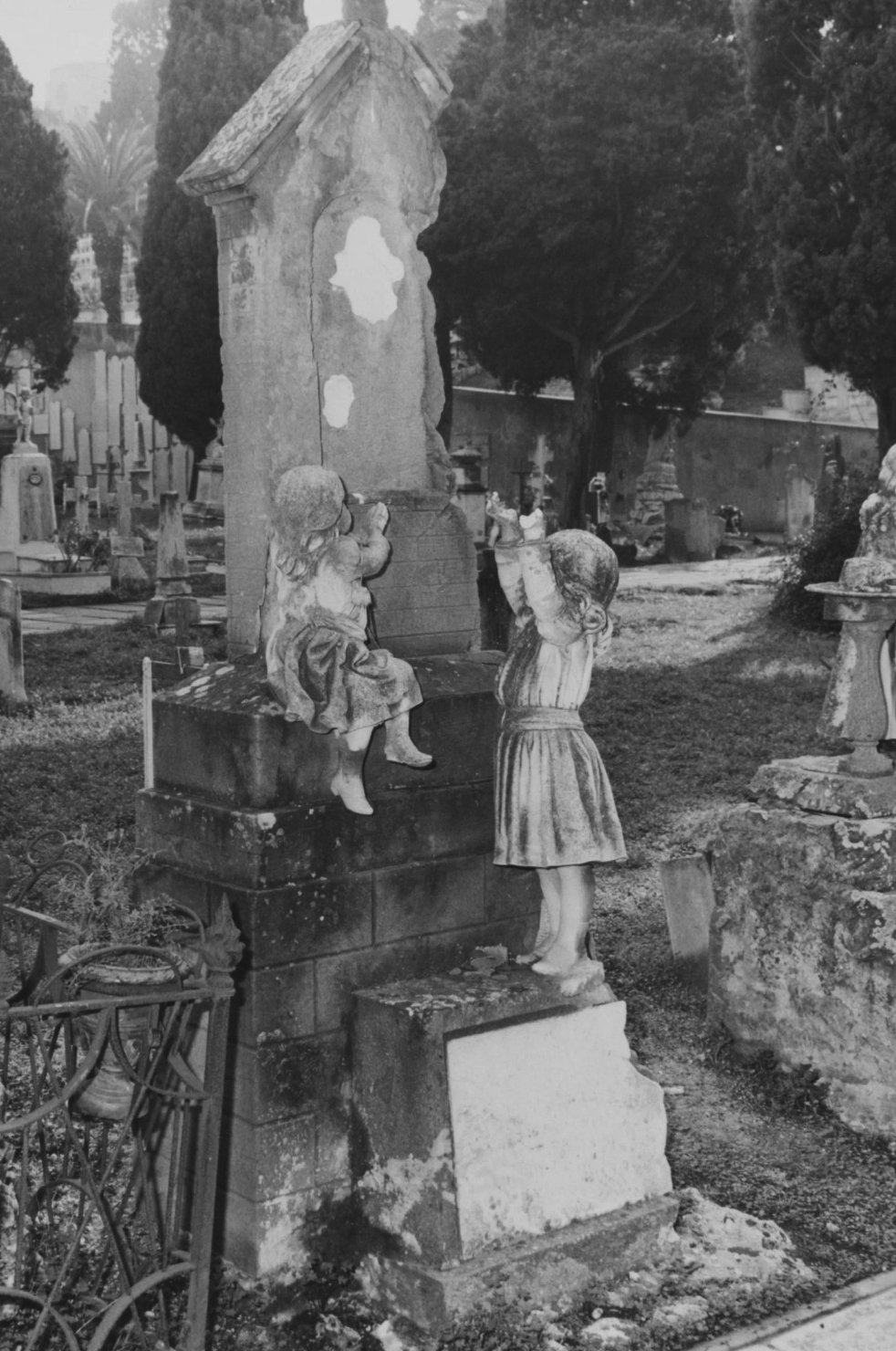 Letizia e mariuccia maury (monumento funebre - a doppia stele)