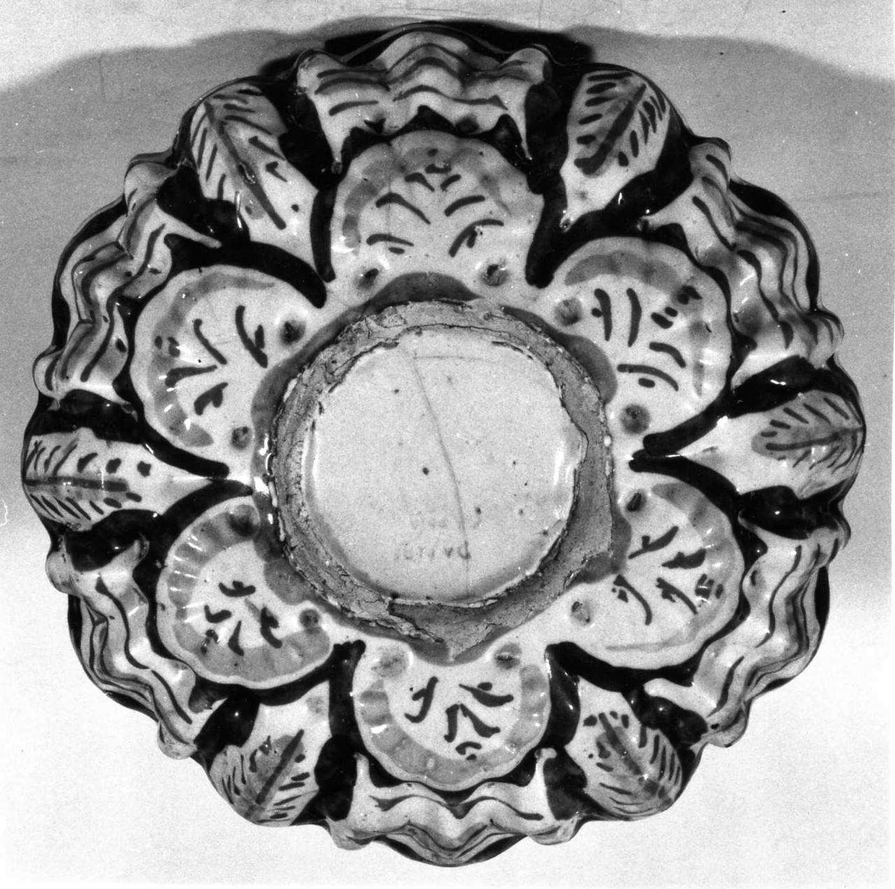 Dafne e Apollo (coppa - umbonata e baccellata ("crespina")) di Dalle Palle Giambattista (attribuito) - manifattura faentina (terzo quarto sec. XVI)