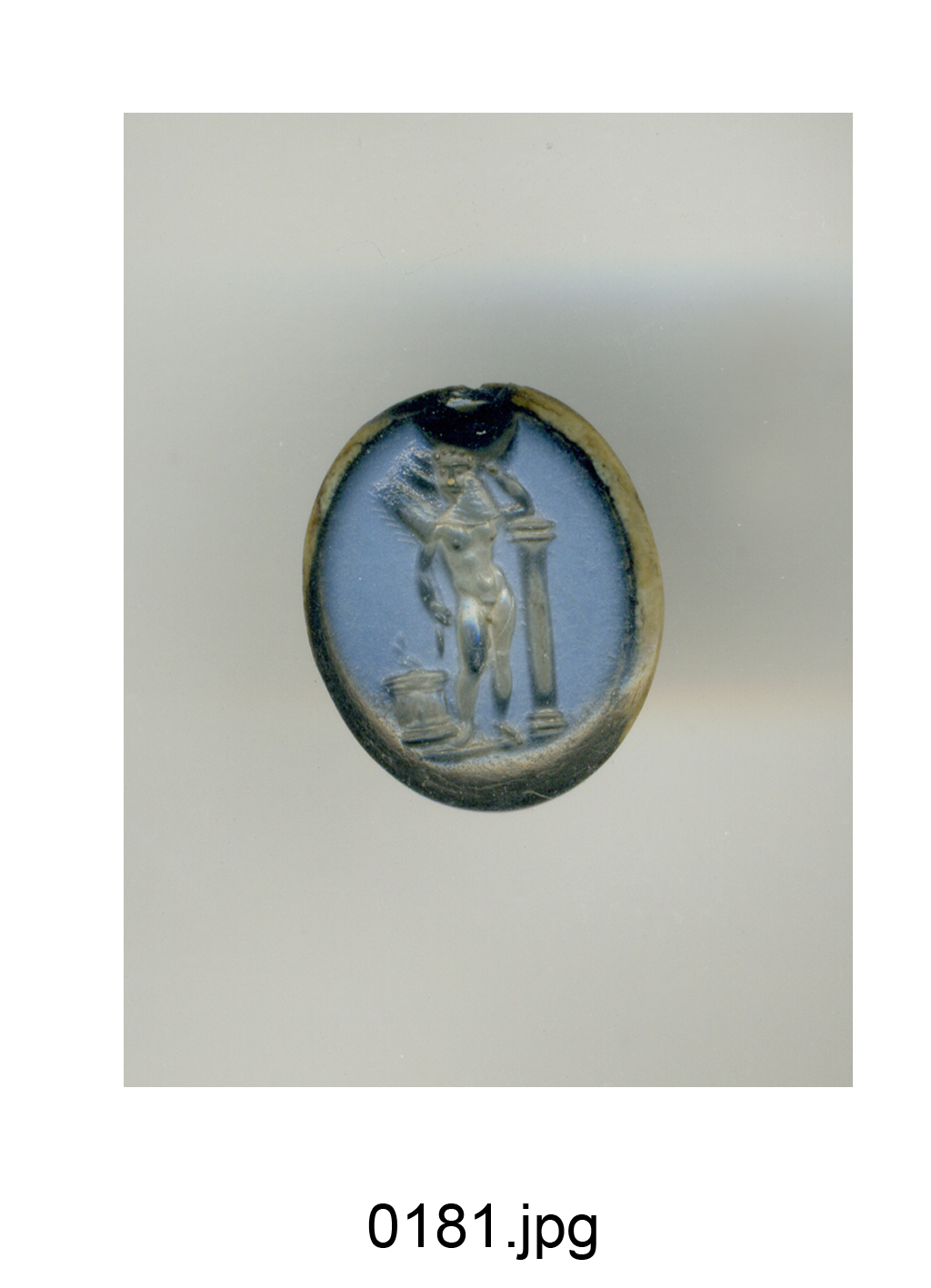 atleta vittorioso con ramo di palma, colonnetta e ara (gemma) - produzione romana (secc. I a.C./ I d.C)