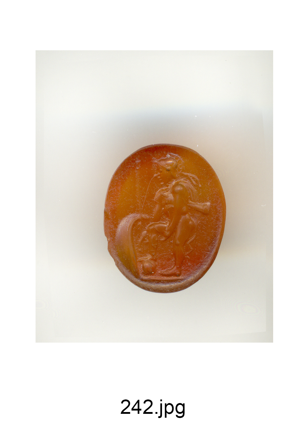 guerriero che si allaccia un calzare davanti a uno scudo (gemma) - produzione romana (secc. I a.C)