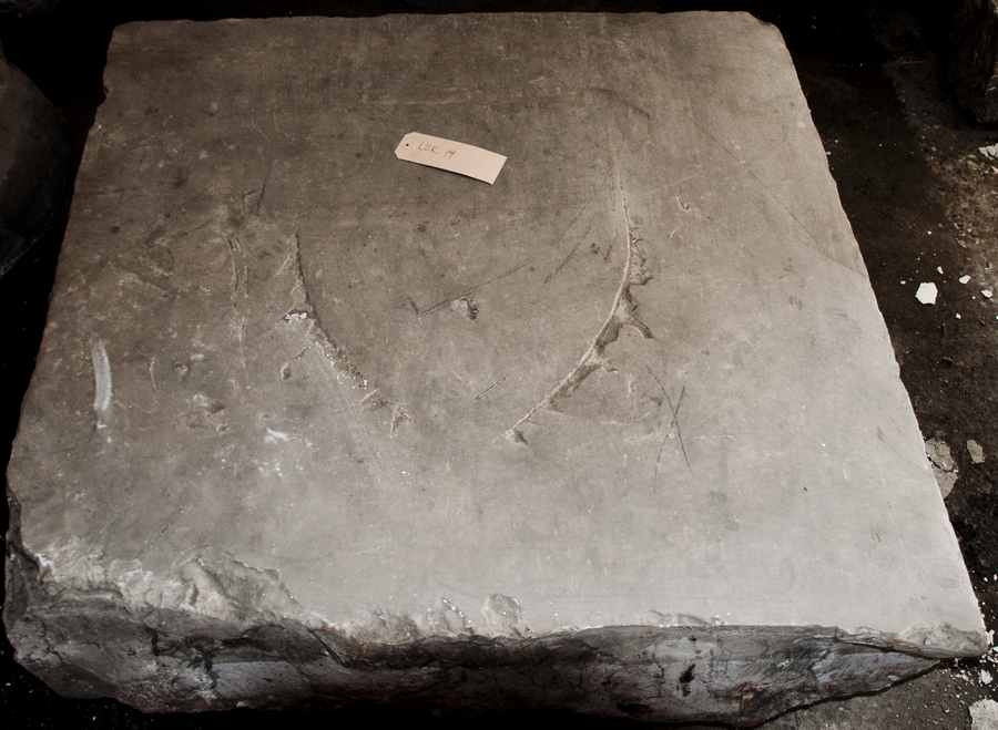 lapide tombale - ambito toscano (Secc. XVI/ XVII)