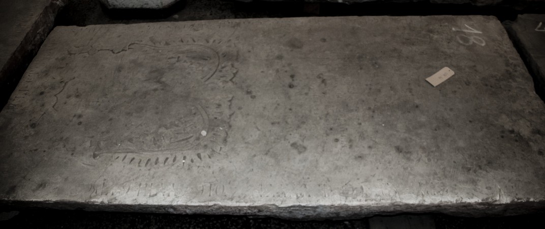 lapide terragna - ambito toscano (fine/ inizio secc. XIV/XV)