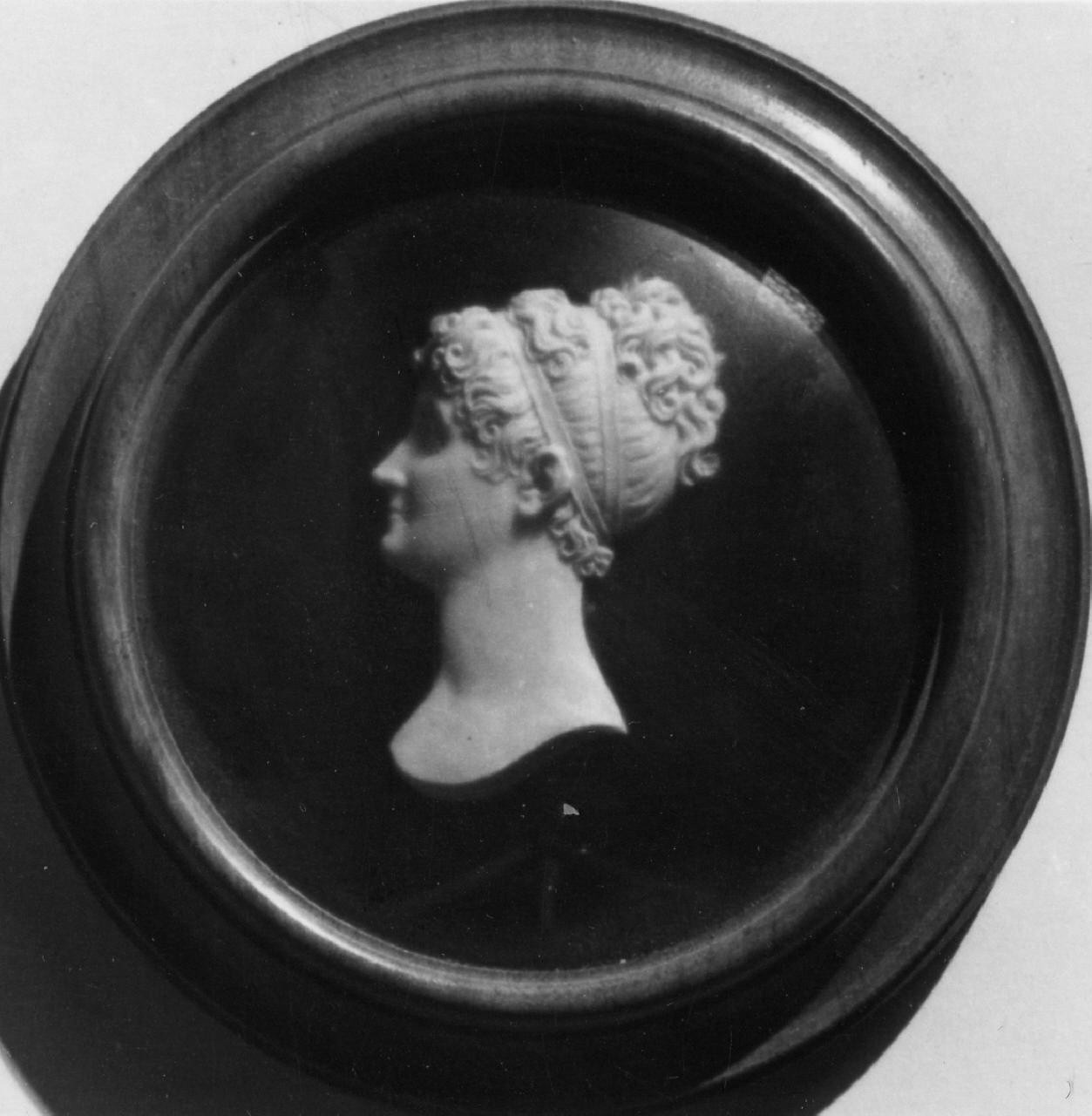 Ritratto femminile, ritratto di donna (rilievo) di Santarelli Giovanni Antonio (sec. XIX)