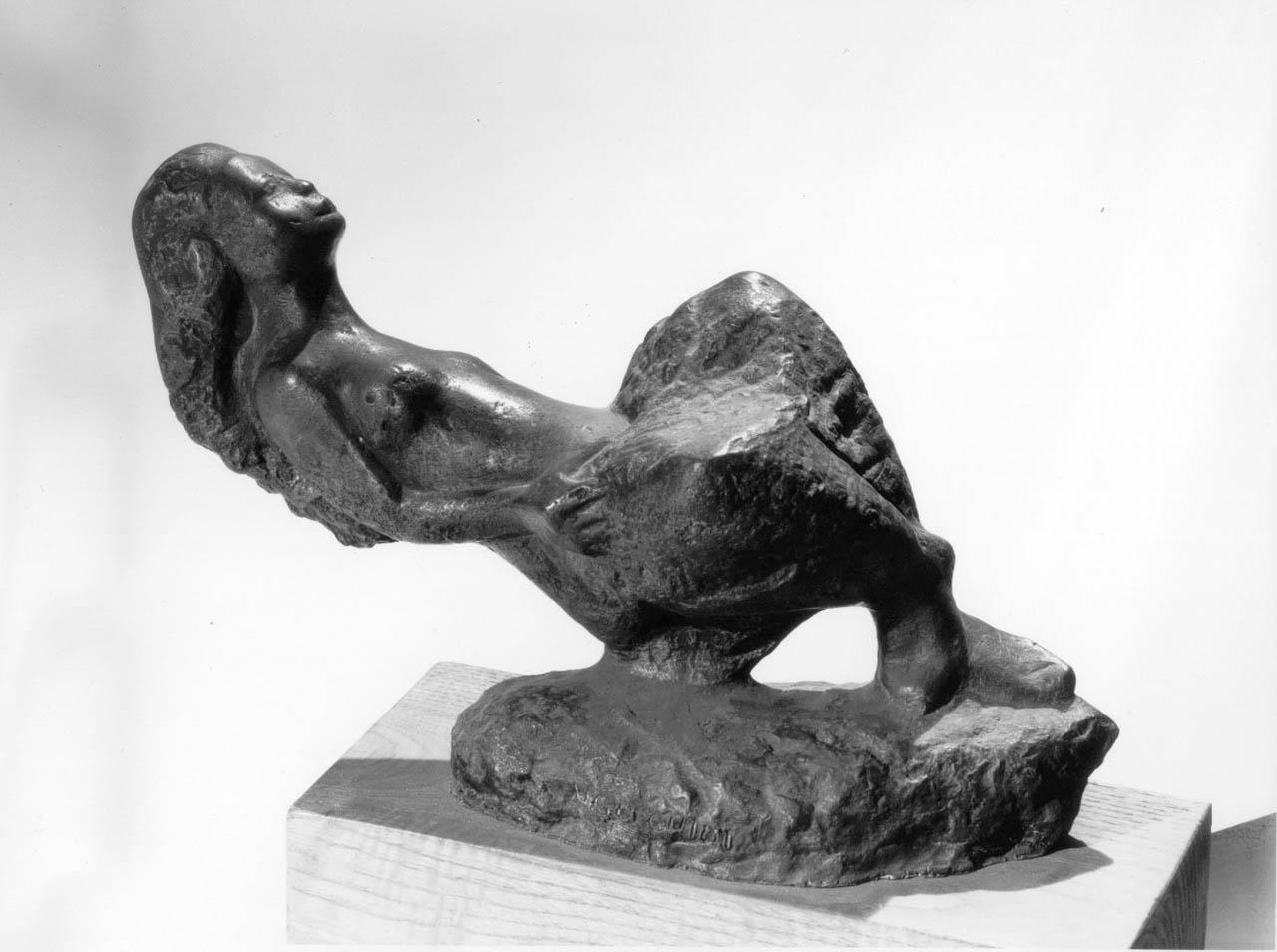 Figura giacente, figura femminile distesa (scultura) di Guidi Ugo (sec. XX)