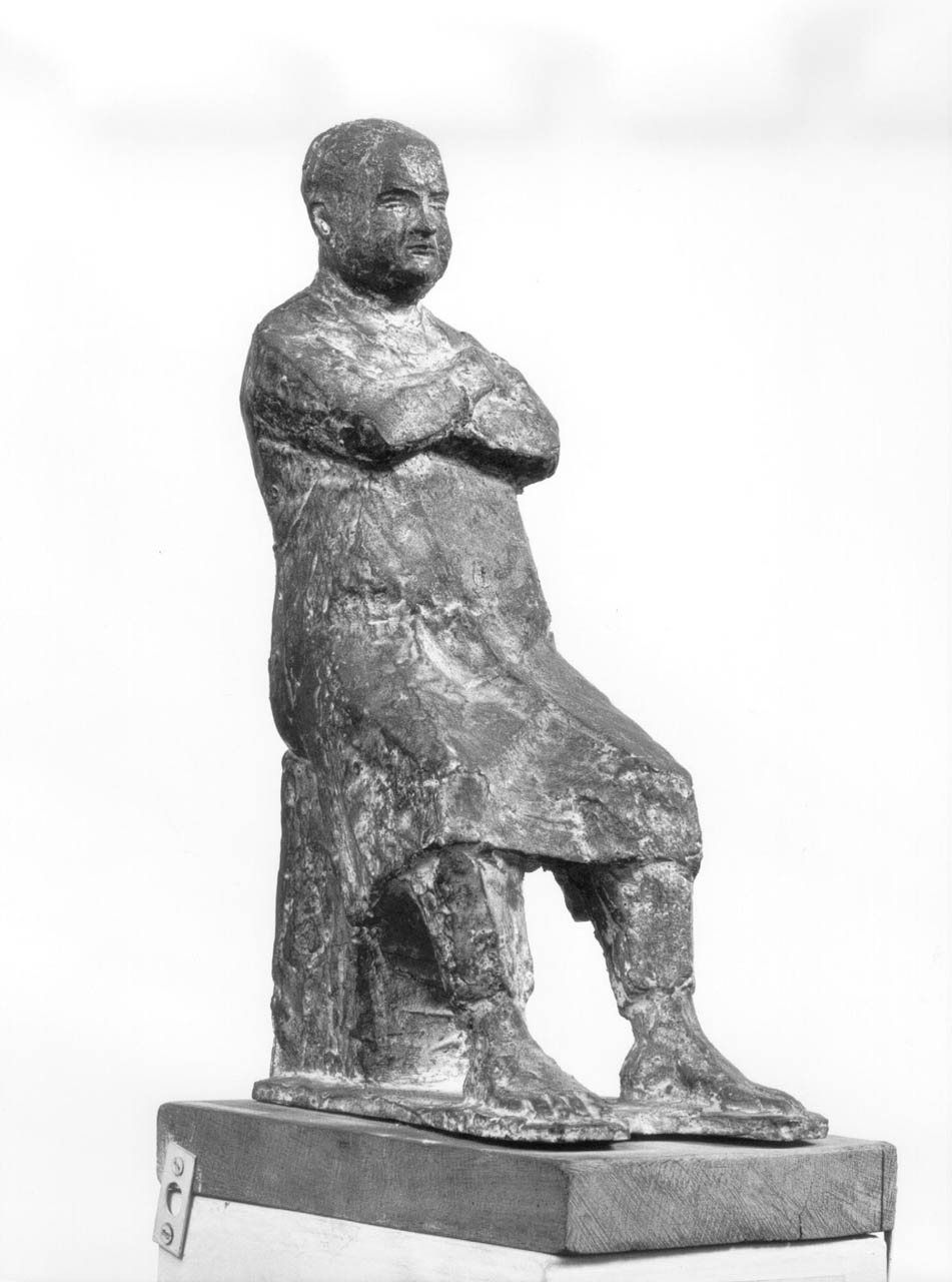 Oste in campagna, figura maschile seduta (scultura) di Martini Quinto (sec. XX)