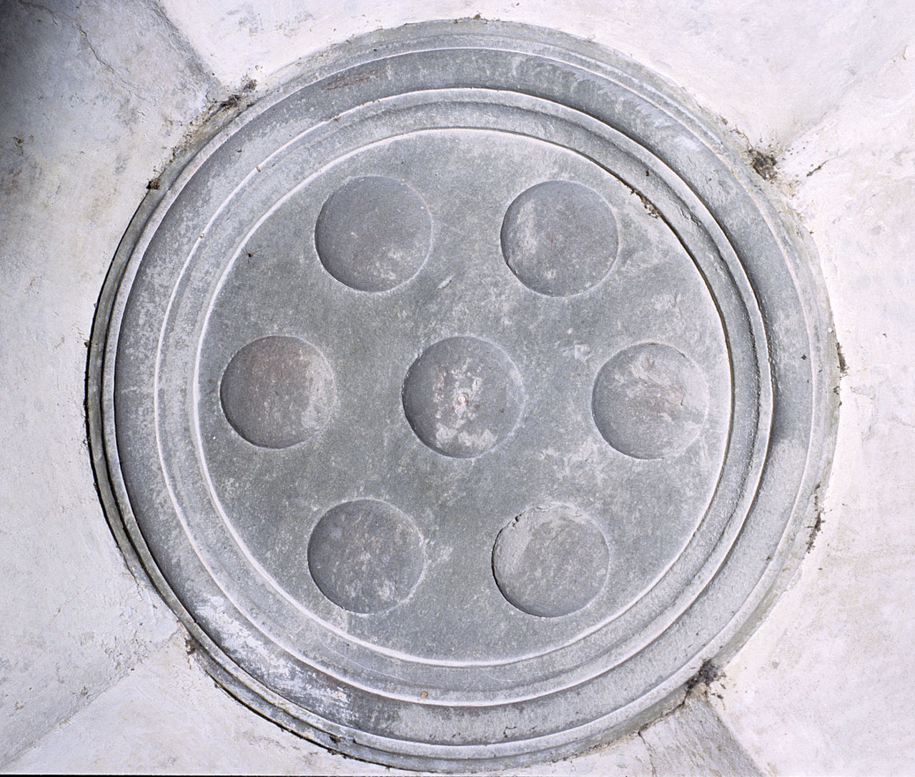 stemma gentilizio della famiglia Medici (chiave di volta) di Michelozzi Michelozzo (secondo quarto sec. XV)