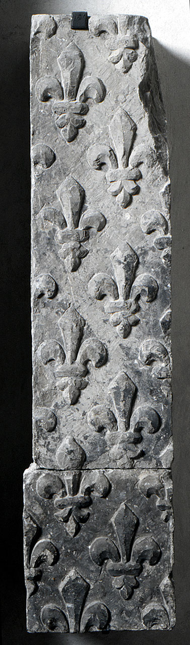 decorazione plastica, frammento - bottega fiorentina (fine/ inizio secc. XIV/ XV)