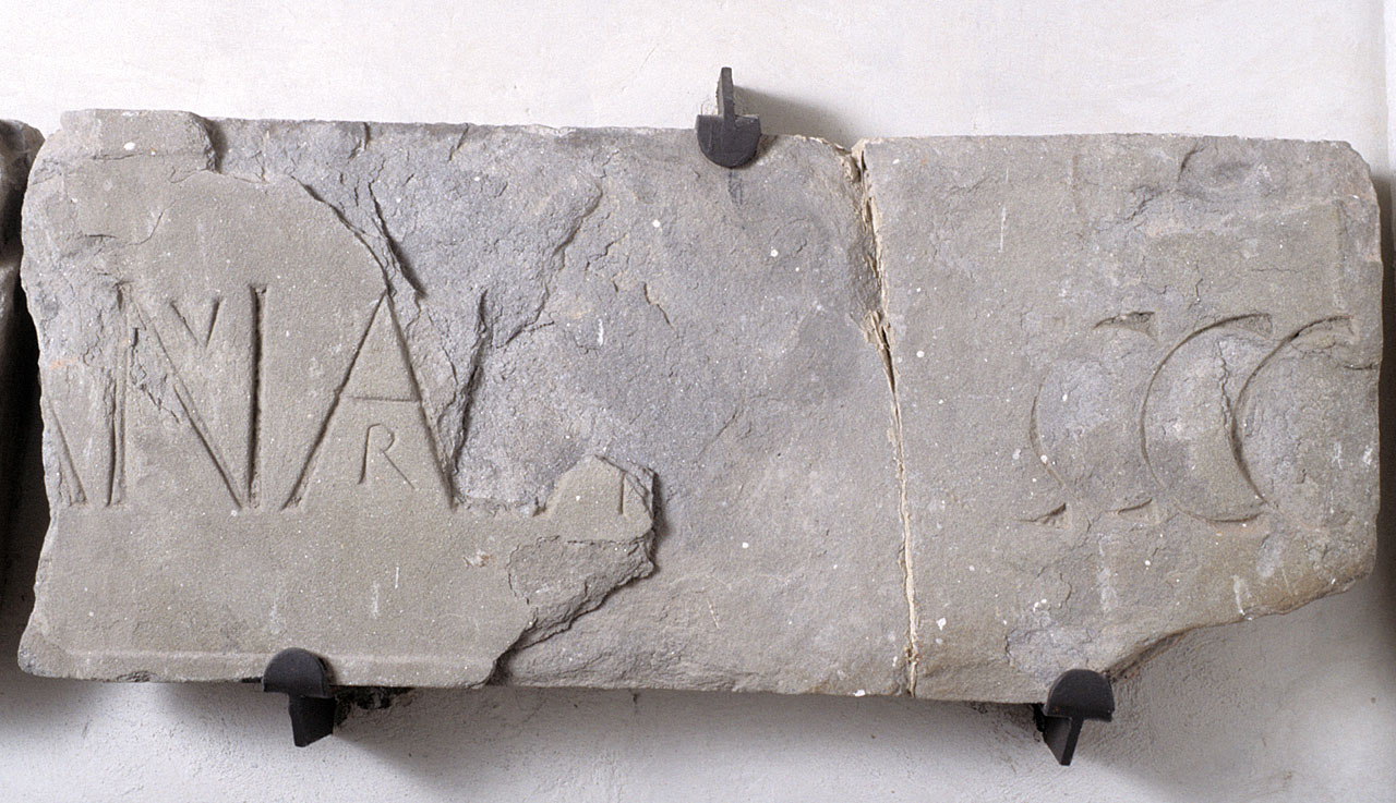 lapide, frammento - bottega fiorentina (sec. XV)