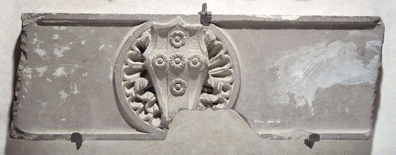 architrave di caminetto, frammento - bottega fiorentina (seconda metà sec. XV)