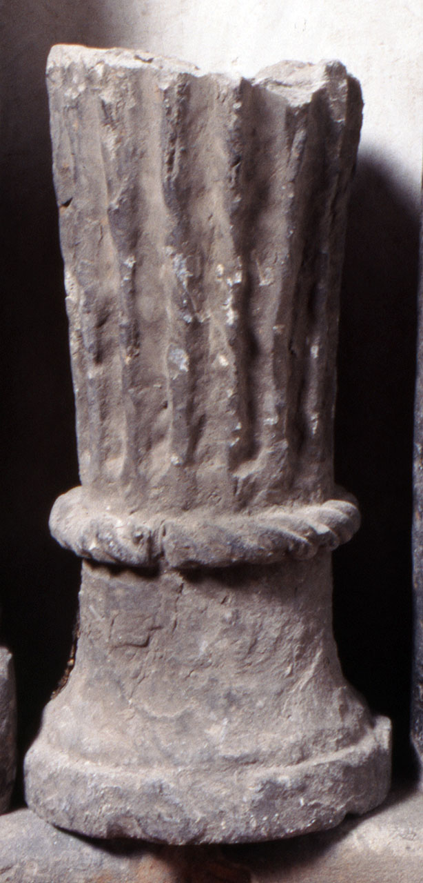 acquasantiera - a fusto, frammento - bottega fiorentina (sec. XV)