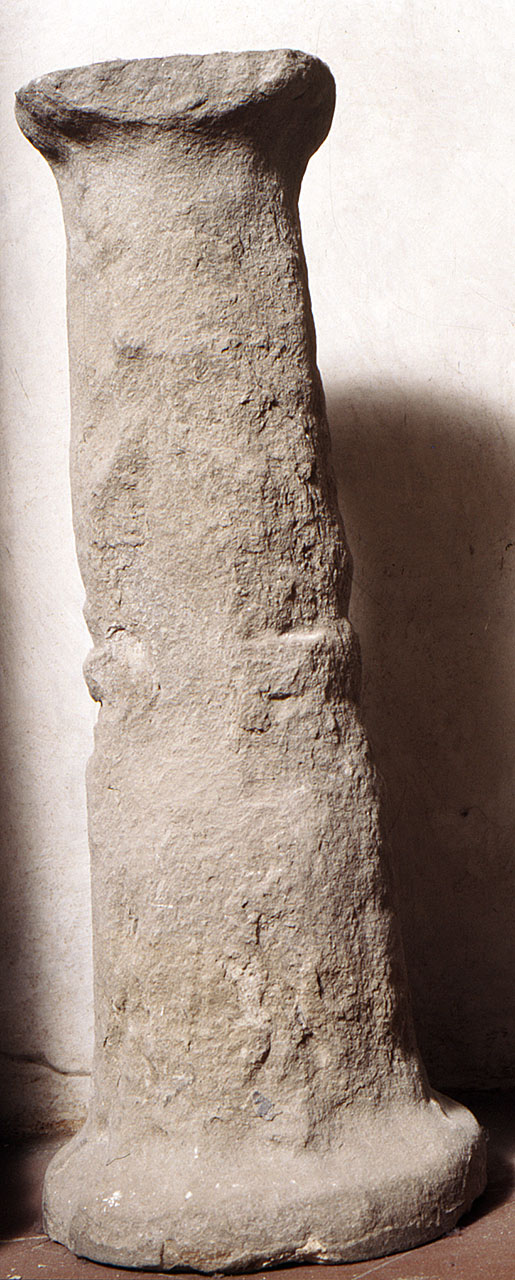 fusto di acquasantiera, frammento - bottega fiorentina (prima metà sec. XV)