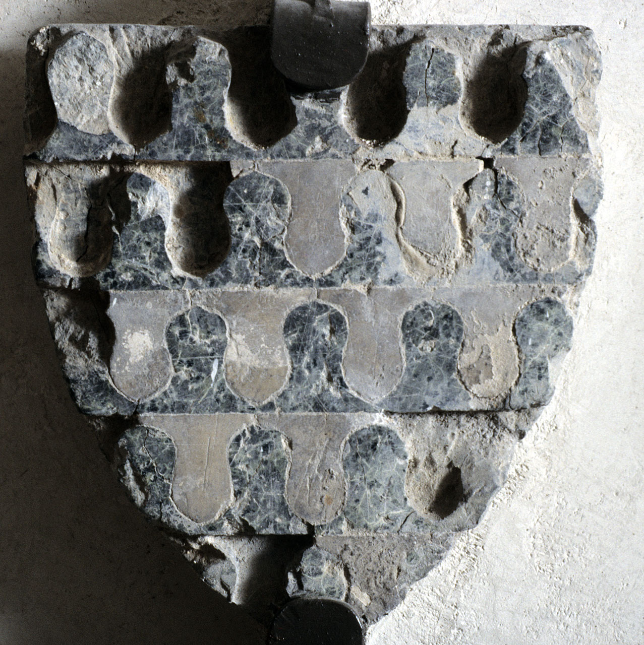 stemma gentilizio della famiglia Ughi (rilievo) - bottega fiorentina (secc. XIV/ XV)