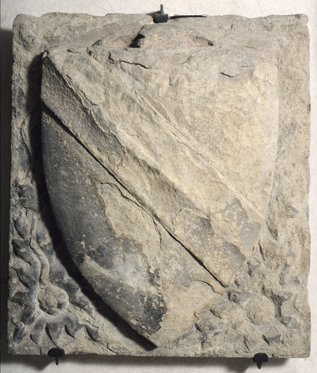 stemma gentilizio della famiglia Del Beccuto (rilievo) - bottega fiorentina (secc. XIV/ XV)