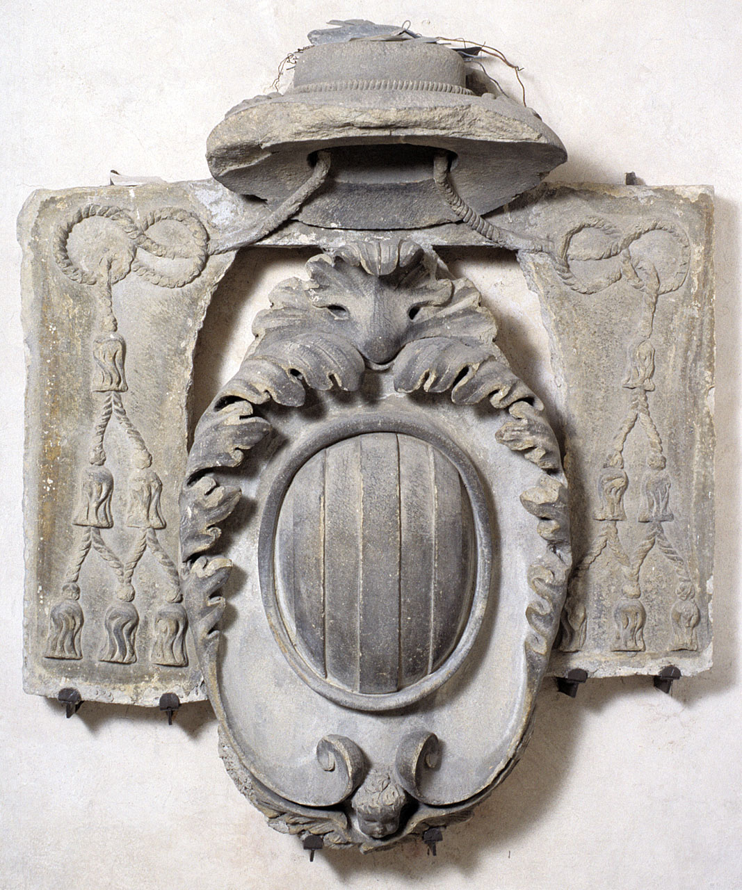 stemma vescovile (rilievo) - bottega fiorentina (seconda metà sec. XVI)