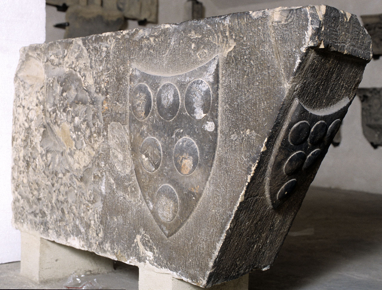 stemma gentilizio della famiglia Medici (mensola) - bottega fiorentina (secc. XIV/ XV)