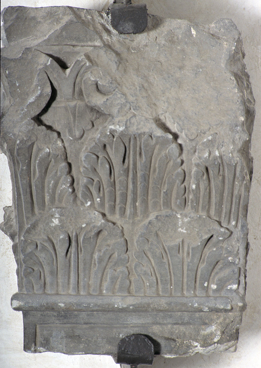 capitello di lesena, frammento - bottega fiorentina (sec. XV)