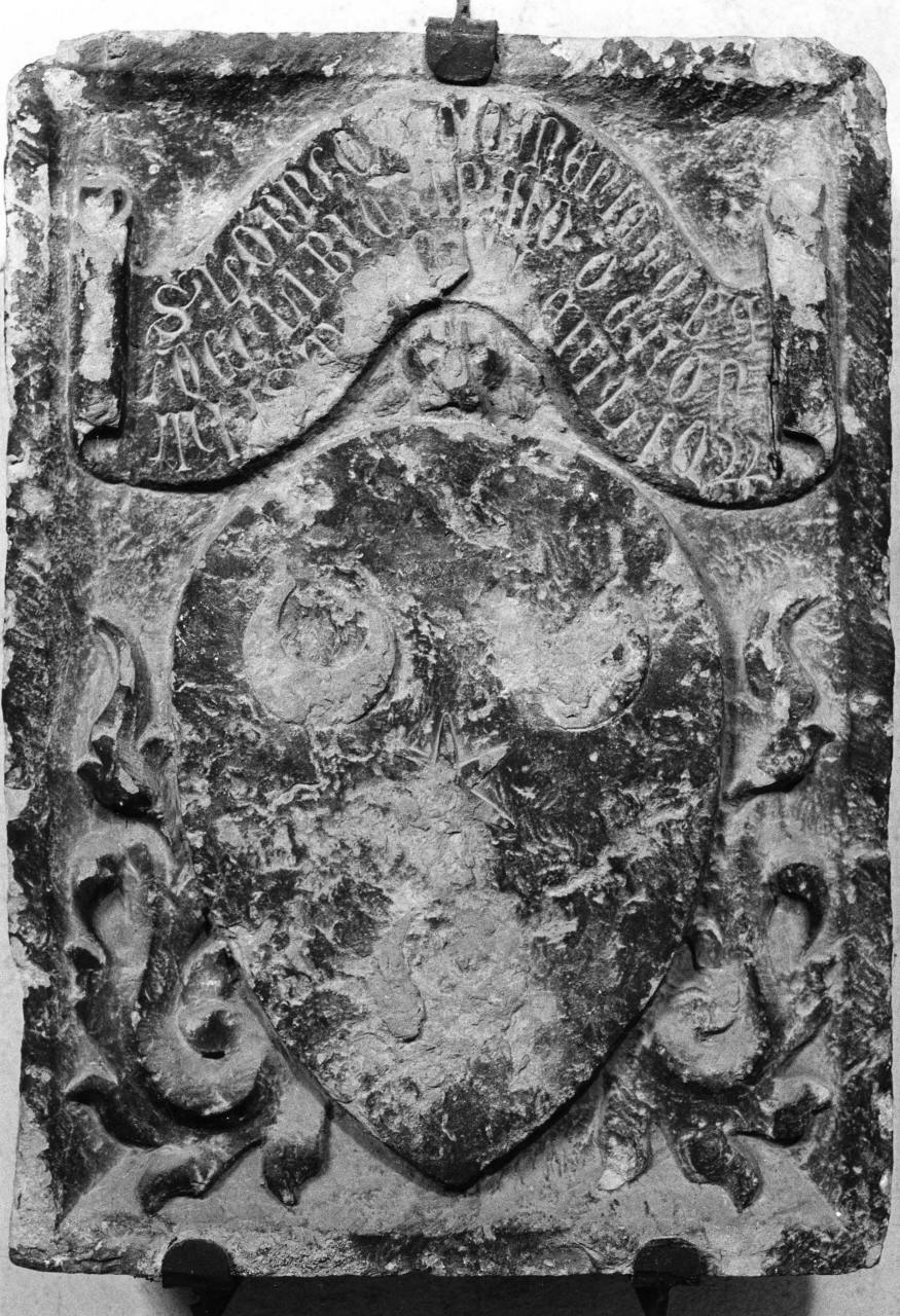 stemma gentilizio della famiglia Baldelli (lapide tombale) - bottega fiorentina (ultimo quarto sec. XIV)