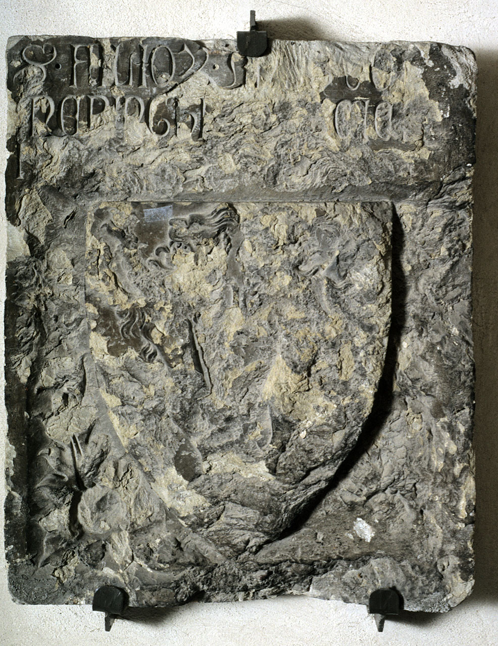 stemma gentilizio della famiglia Meringhi (?) (lapide tombale) - bottega fiorentina (sec. XIV)