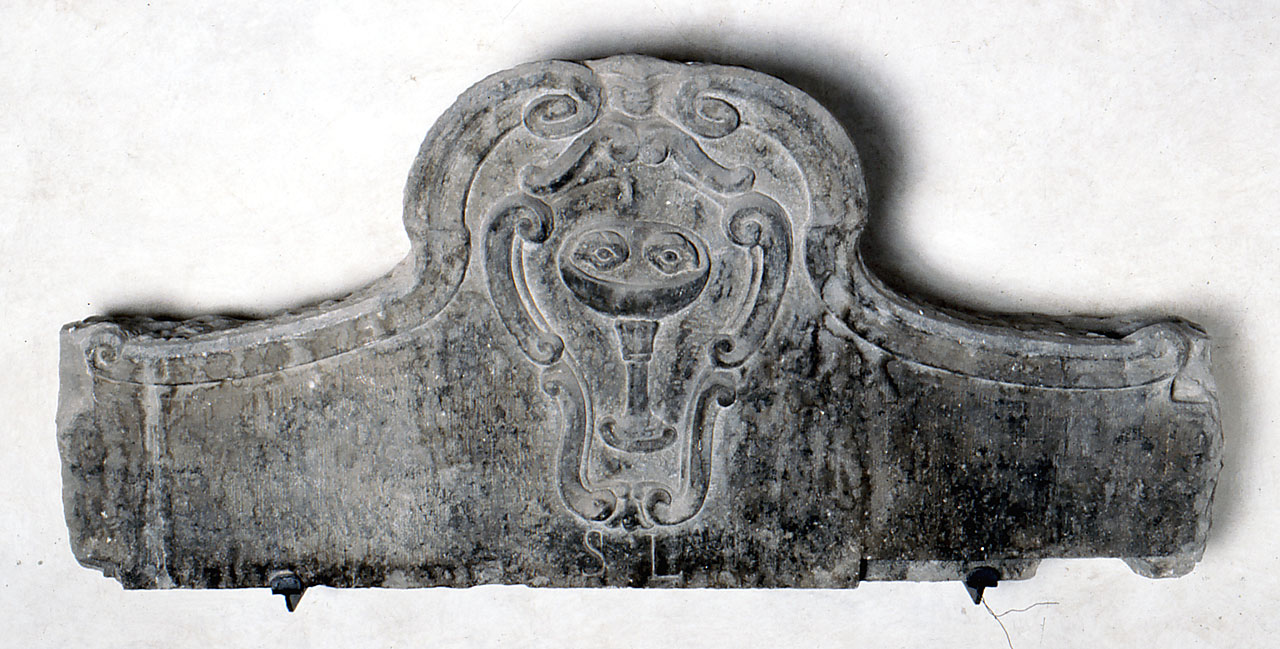 stemma del convento di S. Lucia (architrave) - bottega fiorentina (sec. XVII)