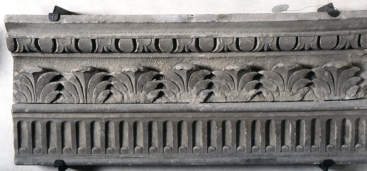 cornice architettonica, frammento - bottega fiorentina (sec. XVI)