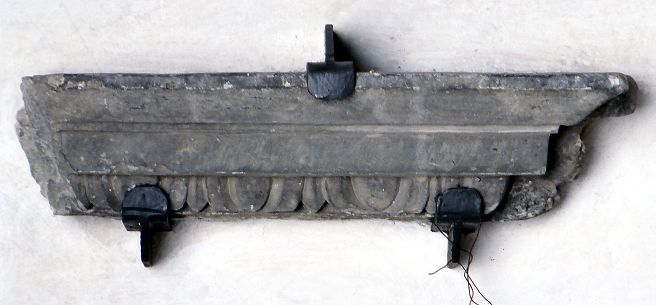 cornice architettonica, frammento - bottega fiorentina (sec. XVI)