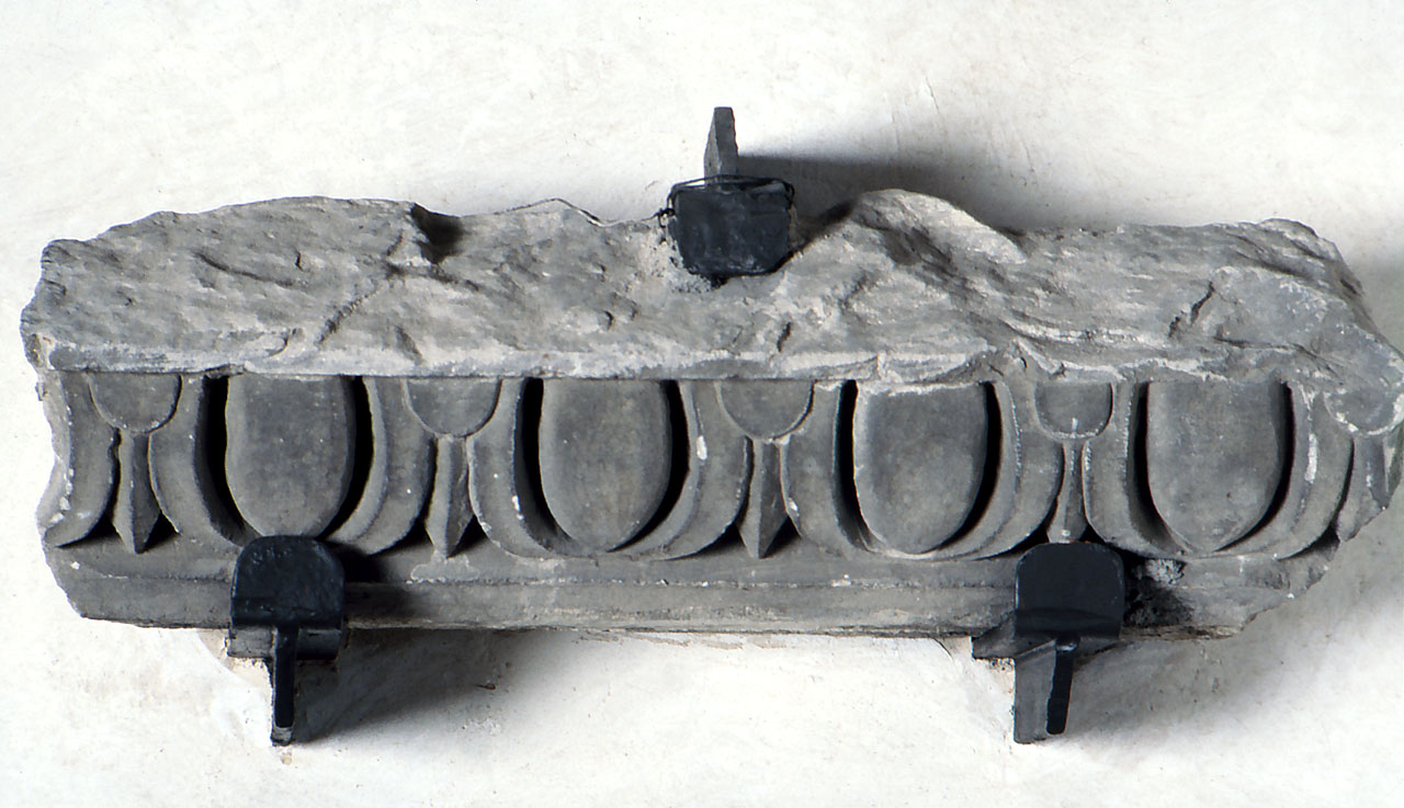 cornice architettonica, frammento - bottega fiorentina (sec. XVI)