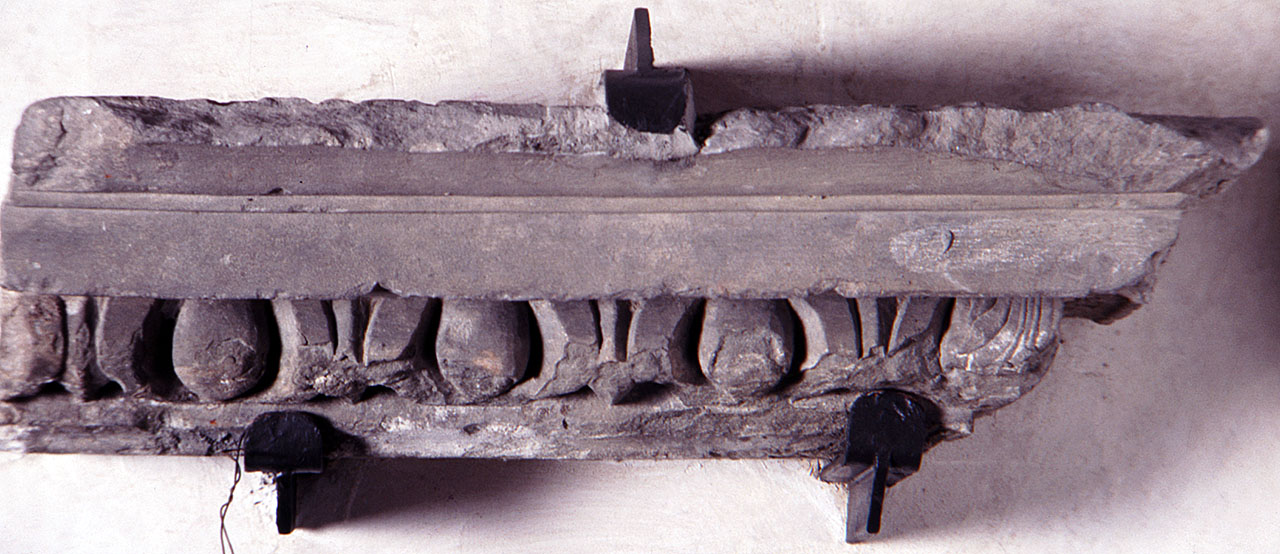 cornice architettonica, frammento - bottega fiorentina (sec. XVI)