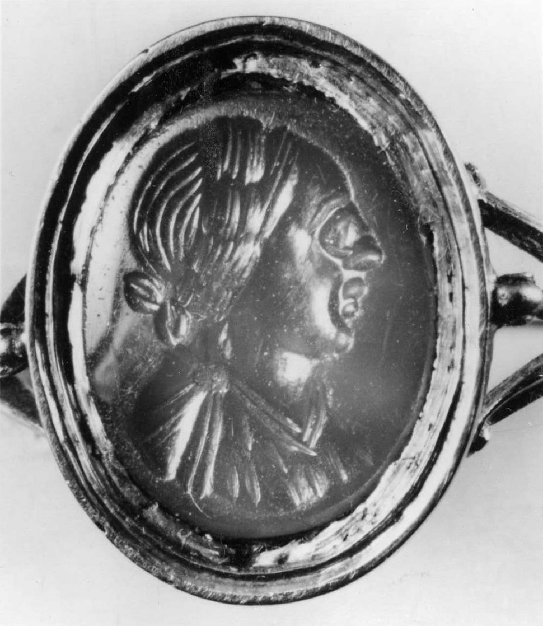 busto femminile (decorazione a intaglio) - bottega italiana (secc. XVI/ XVII)