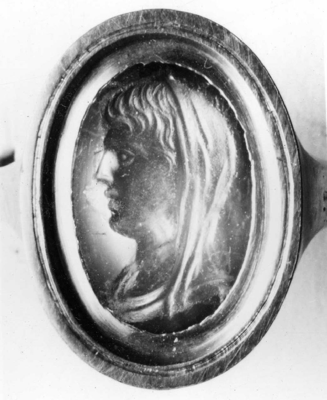 busto femminile velato (decorazione a intaglio) - bottega italiana (sec. XVIII)