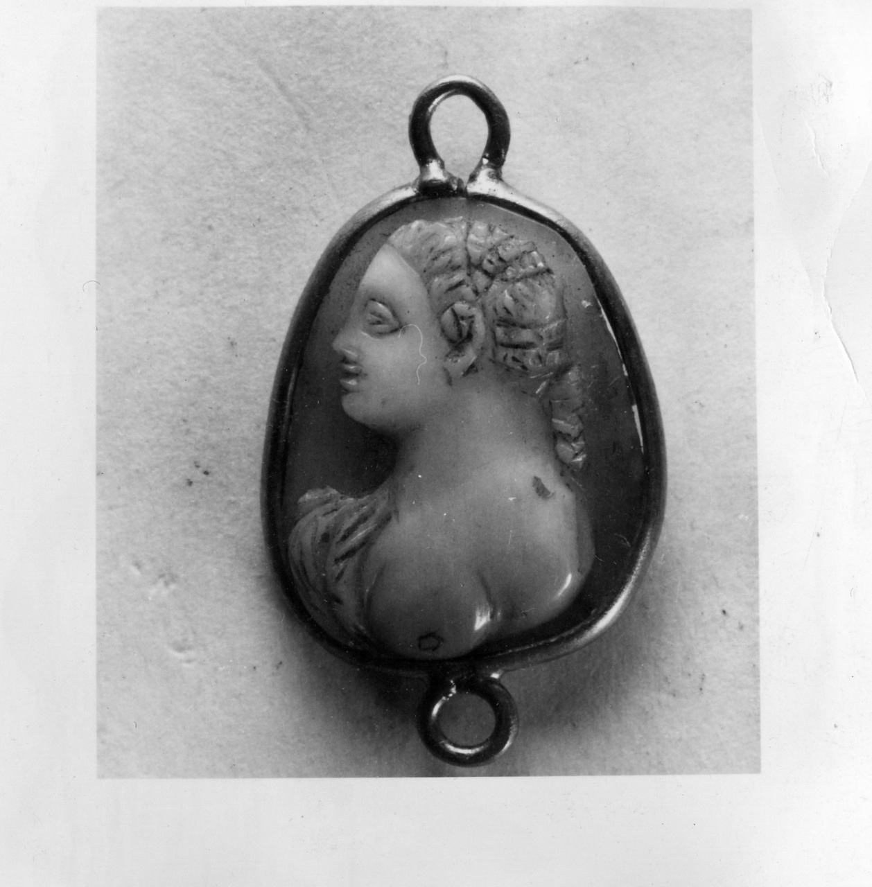 scena con due lepri e un cane (cammeo) - bottega italiana (secc. III/ IV)