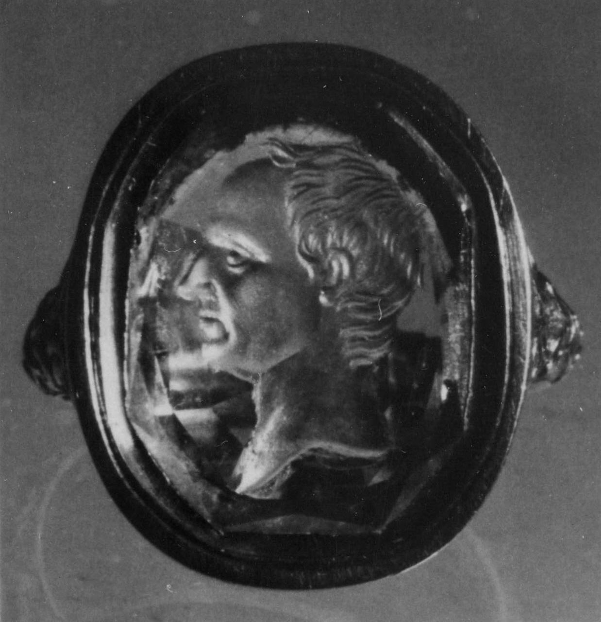 testa del barone Philipp von Stosch (decorazione a intaglio) di Costanzi Carlo (sec. XVIII)