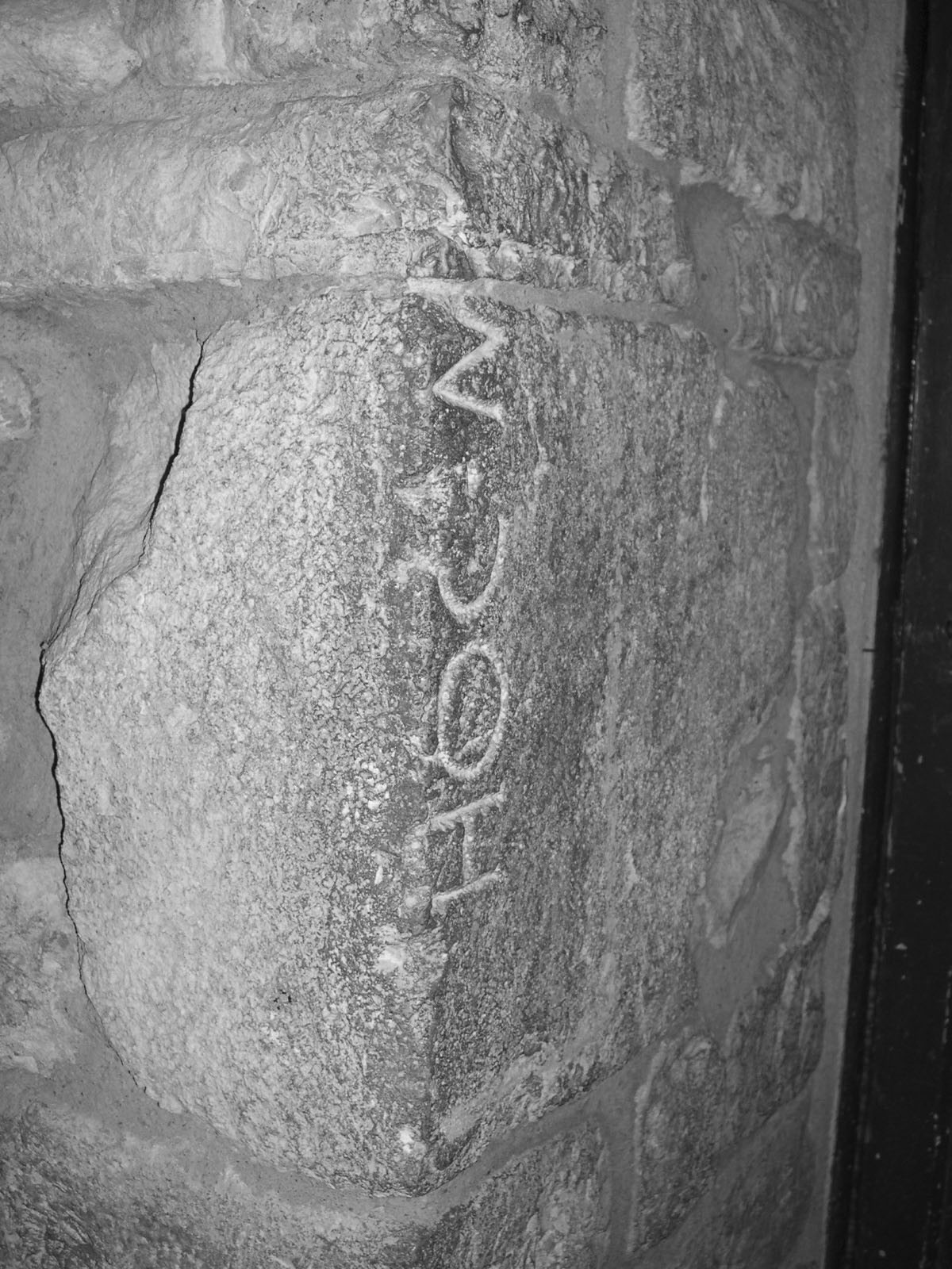 blocco/ con iscrizione (I)